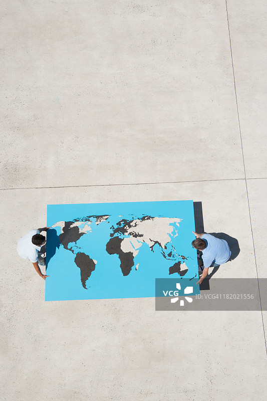 两个人在户外拿着世界地图图片素材