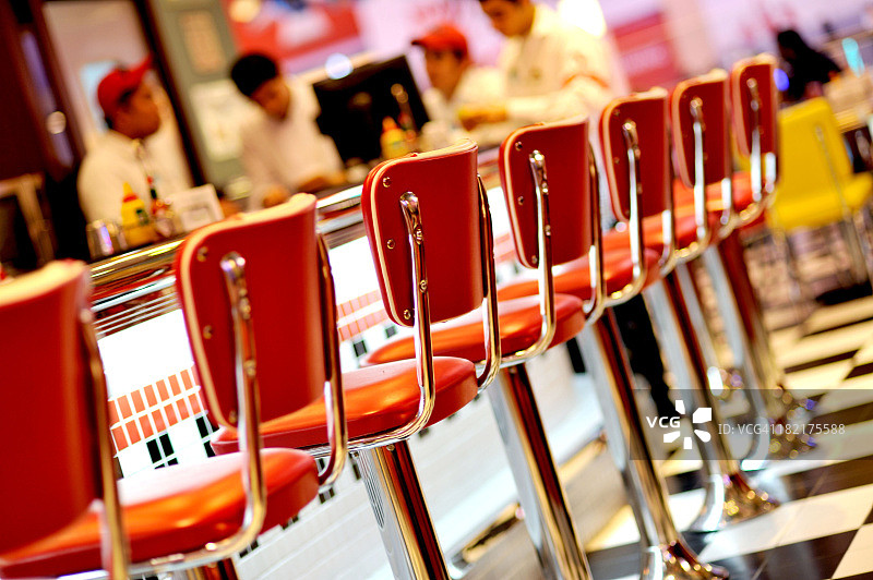 餐厅里一个空的红色座位图片素材
