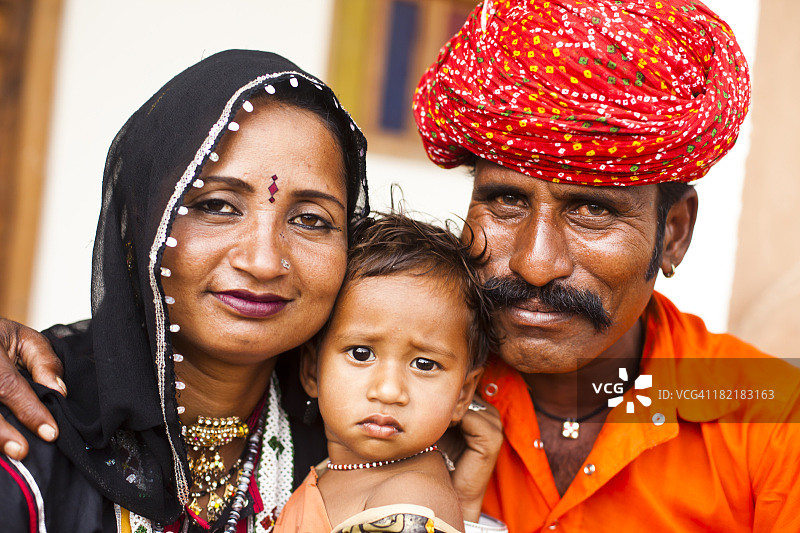 可爱的印度家庭微笑图片素材