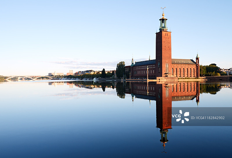 水上倒影的斯德哥尔摩市政厅图片素材