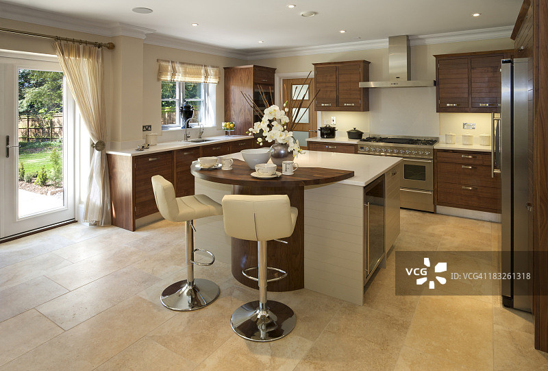 木质和白色的豪华现代厨房图片素材