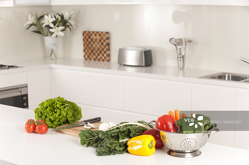 有健康蔬菜的现代厨房图片素材