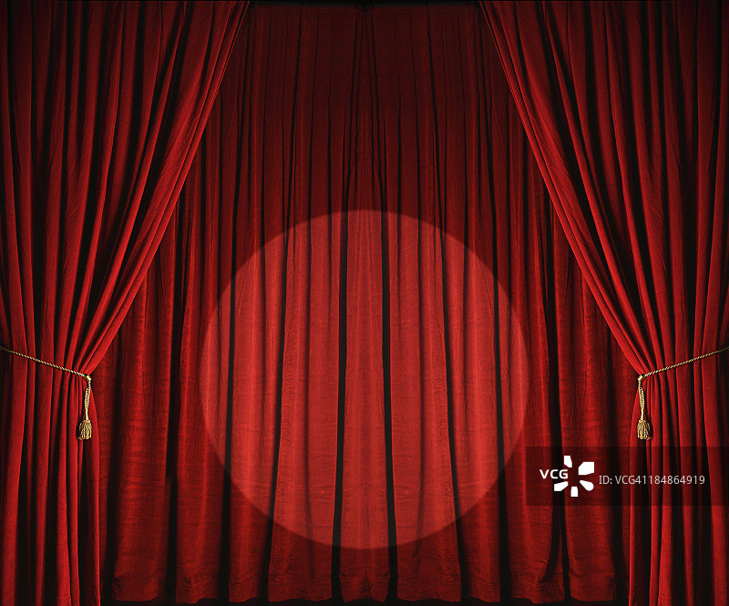 带有聚光灯的大红色剧院窗帘图片素材