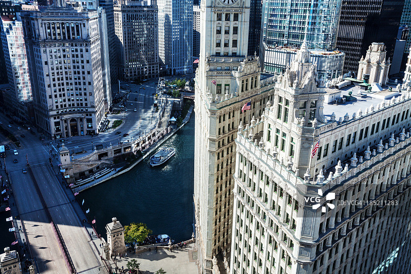 箭牌大楼，芝加哥河和桥的鸟瞰图图片素材