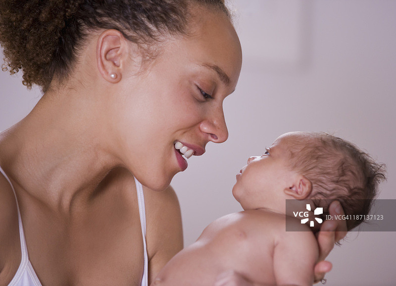 抱着新生婴儿的非裔美国妇女图片素材