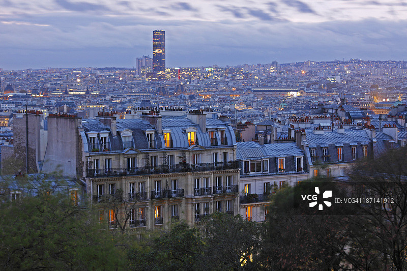 从法国蒙马特看巴黎黄昏的天际线图片素材