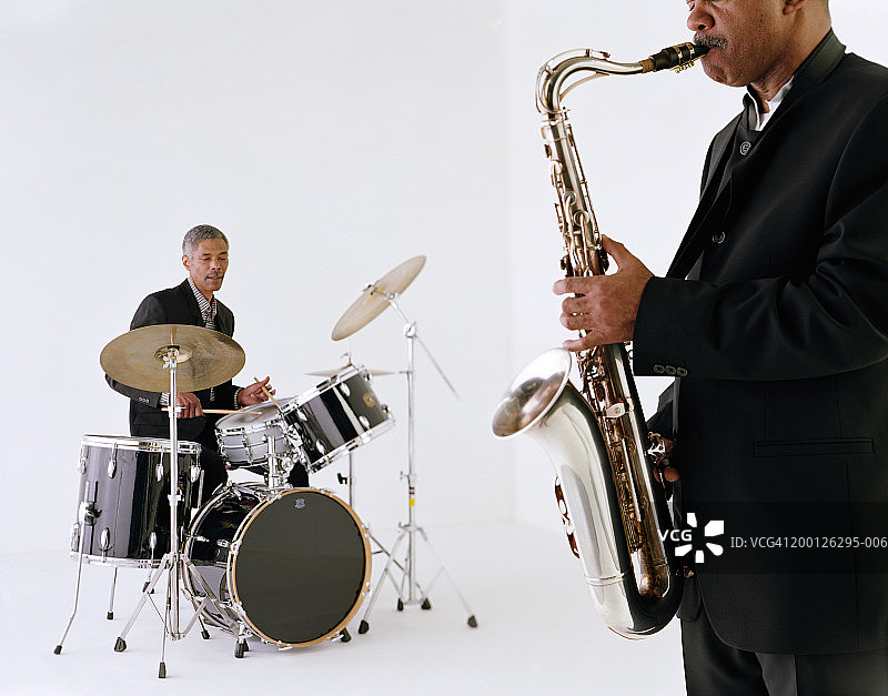 演奏萨克斯管和鼓的爵士音乐家图片素材