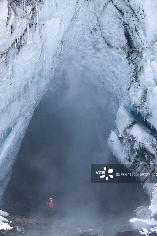 男性攀登者在向冰川开放，向上看图片素材