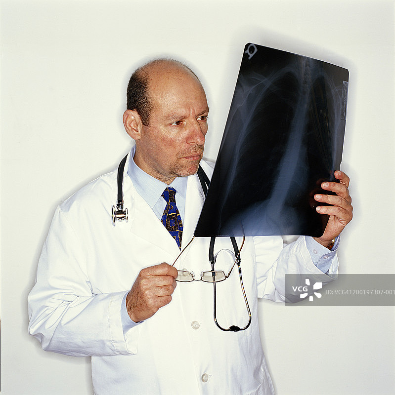 医生检查x射线图片素材