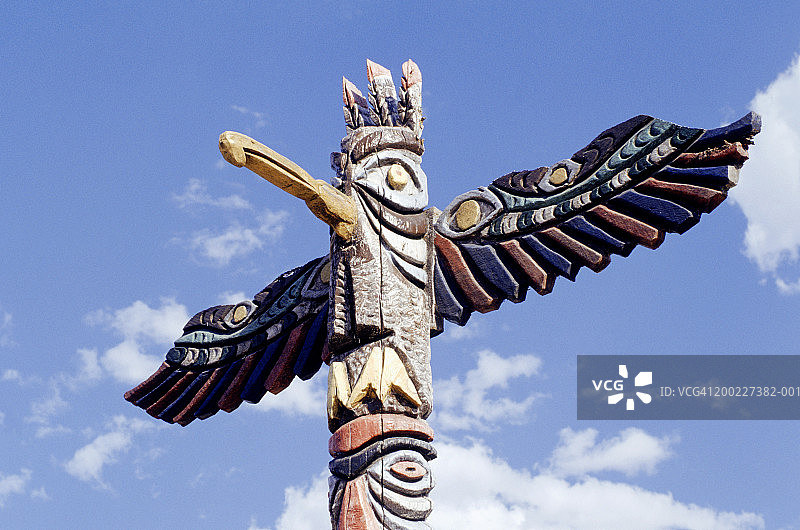 近距离观察，形状为鸟的美洲土著木制图腾图片素材