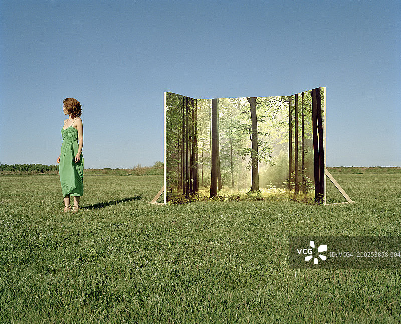 年轻女子站在野外，背景，侧视图图片素材