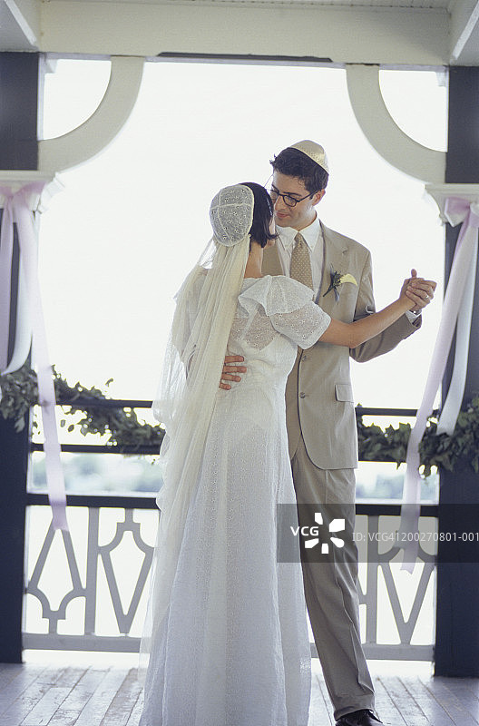 婚礼上新郎新娘在阳台上跳舞图片素材