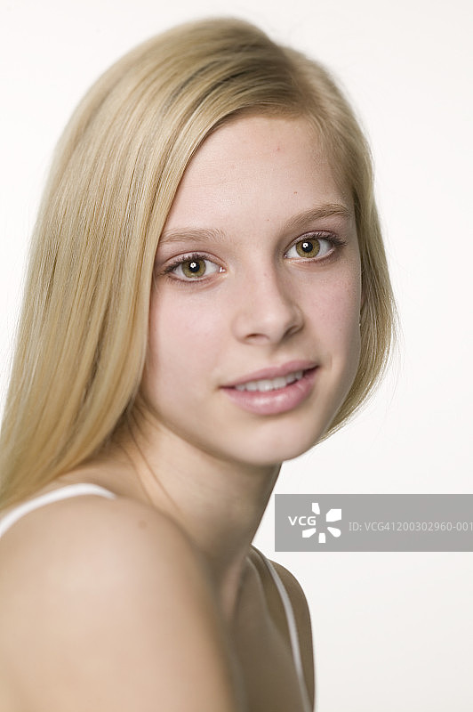 少女(16-17岁)金发站着，摆姿势，特写，肖像图片素材