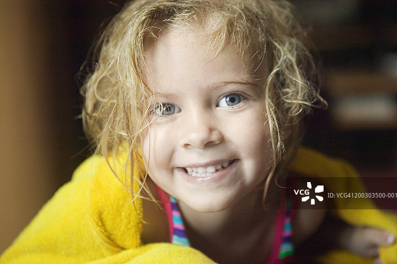 女孩(6-7)裹着毛巾，特写，肖像图片素材