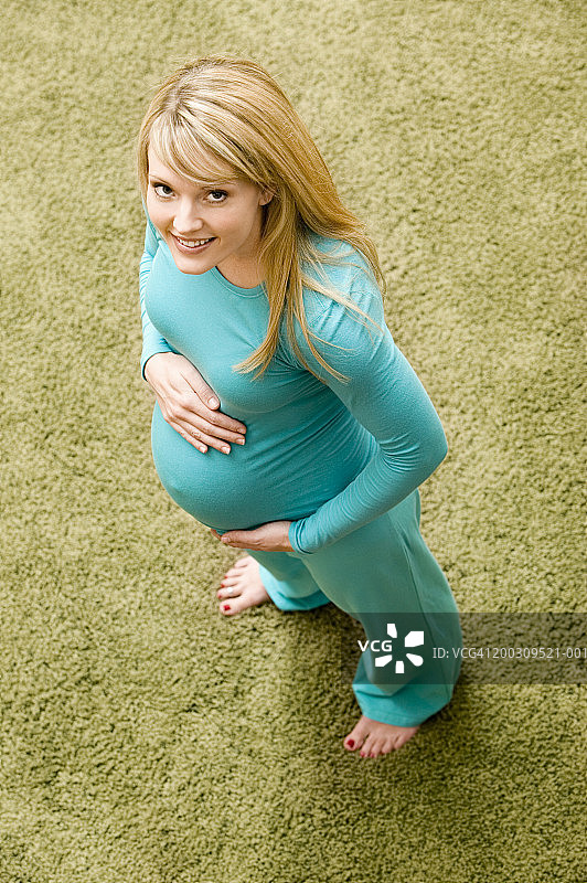 孕妇站在地毯上，居高临下图片素材