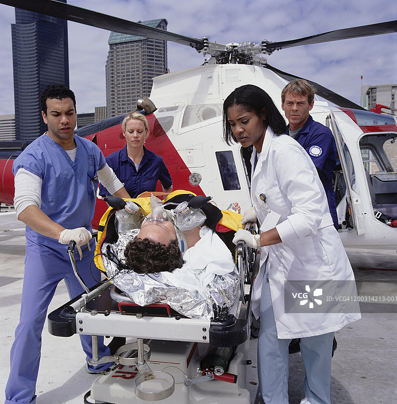 医务人员从救援直升机上移动病床上的病人图片素材