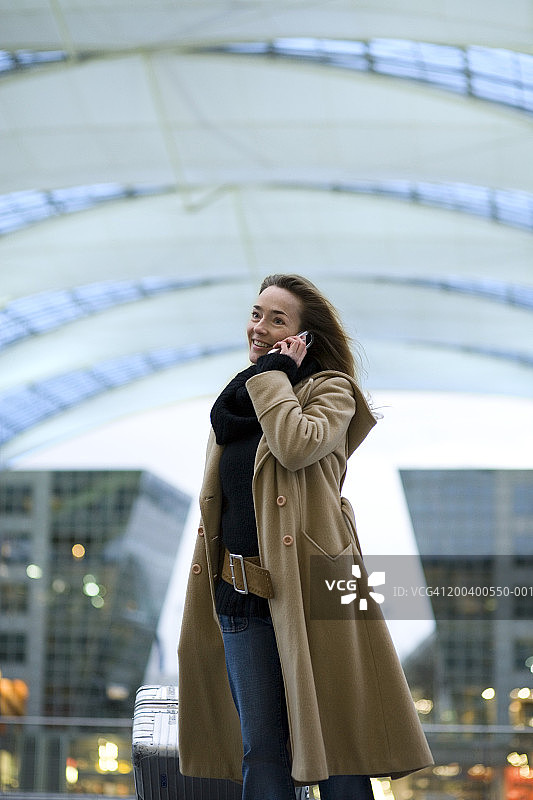 一个女人在机场用手机图片素材