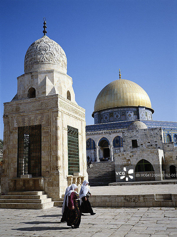 以色列，耶路撒冷，摩利亚山滨海大道，妇女走在前景图片素材