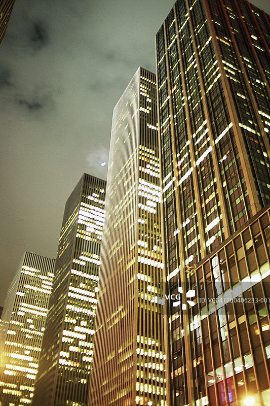 美国纽约，办公大楼在黄昏时灯火通明，低角度观图片素材