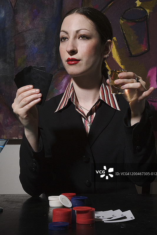 打牌的女人，拿着小酒杯喝酒图片素材