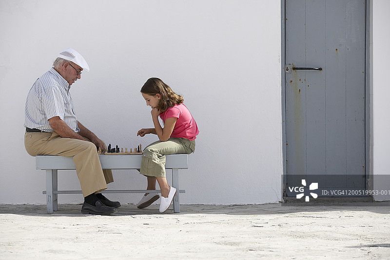 爷爷和孙女在屋外下棋(8-10)图片素材