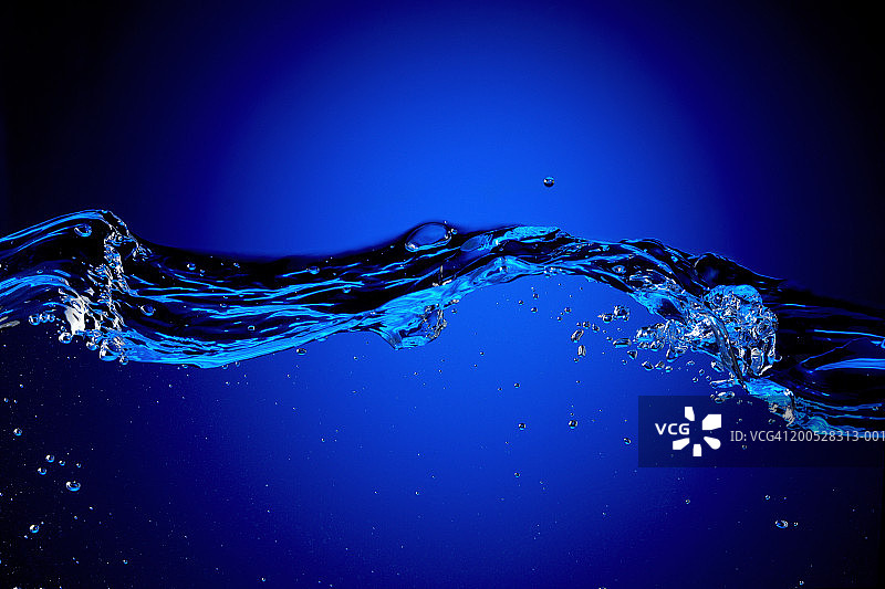 蓝色背景下的水中气泡(模糊运动)图片素材