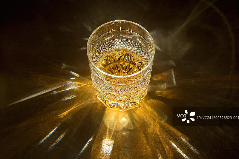 威士忌酒杯里的威士忌，特写图片素材