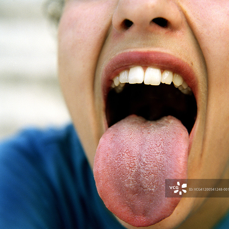 女人伸出舌头，特写图片素材