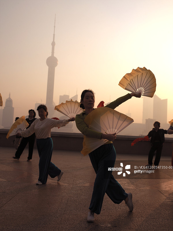 一群人在浦东天际线前做伸展运动，中国上海图片素材
