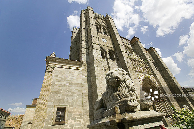 西班牙，卡斯蒂拉，阿维拉，阿维拉大教堂前的狮子雕像，低角度观看图片素材