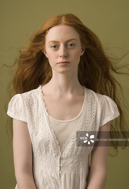 年轻女子的肖像穿着老式的白色连衣裙，腰部向上图片素材