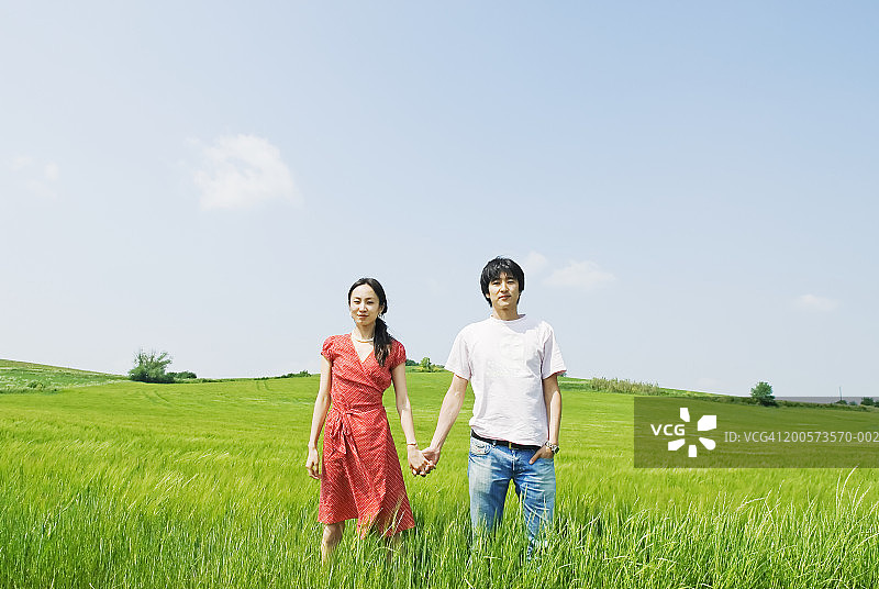 加亚克，法国，夫妇站在长长的草地上，画像图片素材