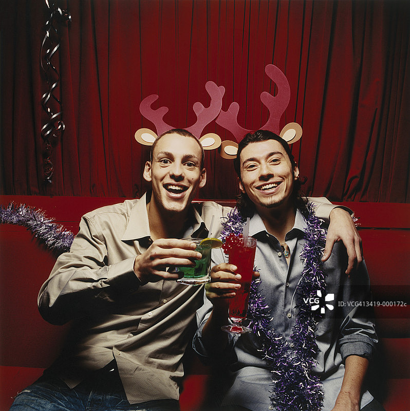 圣诞晚会上的两个男人图片素材