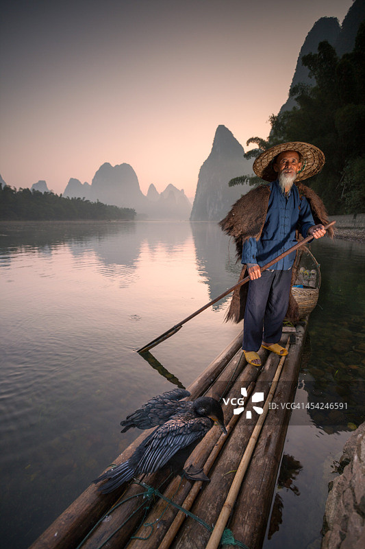 渔民在竹筏上与鸬鹚，中国图片素材