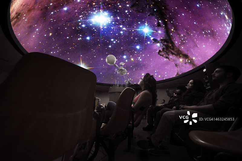 学生们在天文馆看星星图片素材
