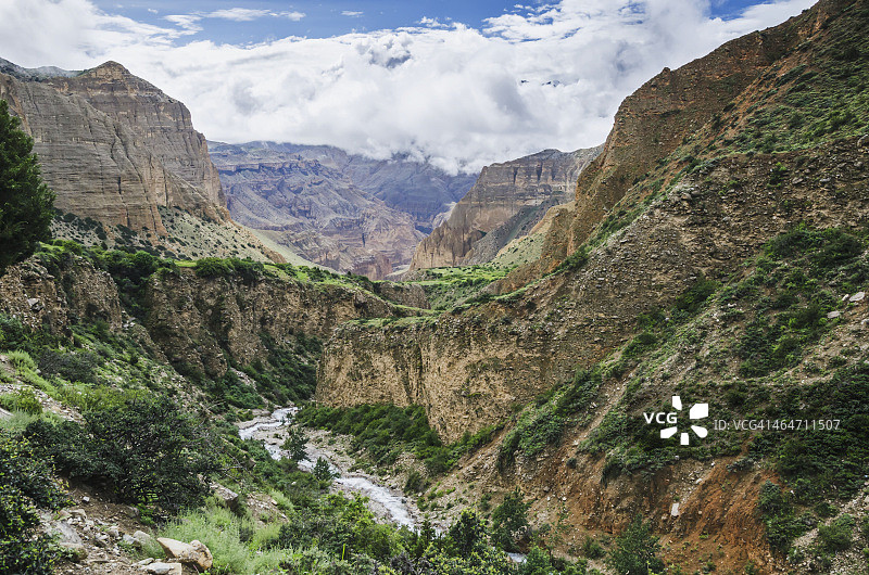 尼泊尔村庄萨马和格米之间的深山河谷图片素材
