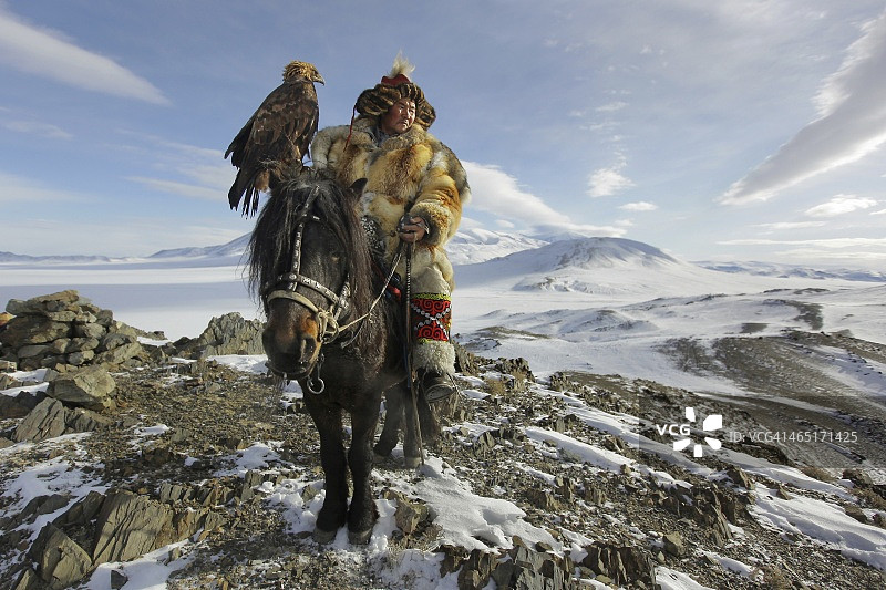 史诗般的金鹰猎人在马背上图片素材