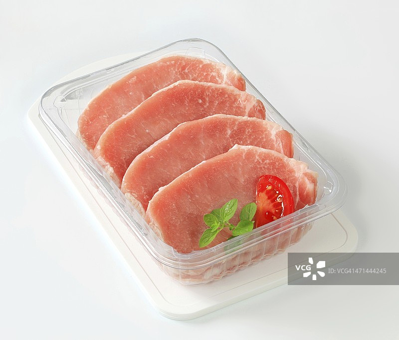塑料盒子里的生猪肉图片素材