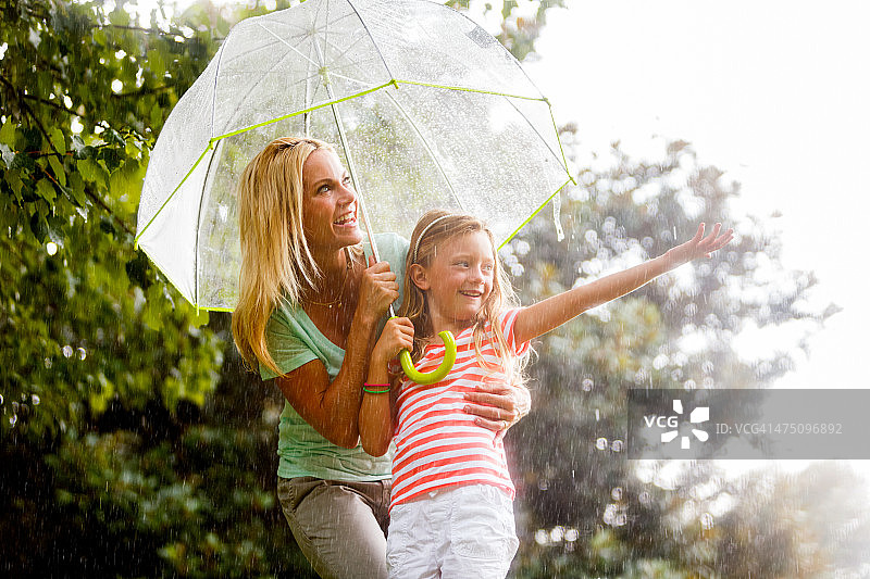 雨中的母亲和女儿。图片素材