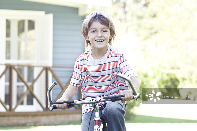 男孩骑自行车图片素材