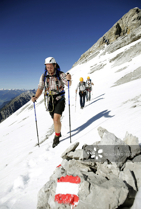 奥地利，蒂罗尔，卡温德尔山脉，穿越雪地的登山者图片素材