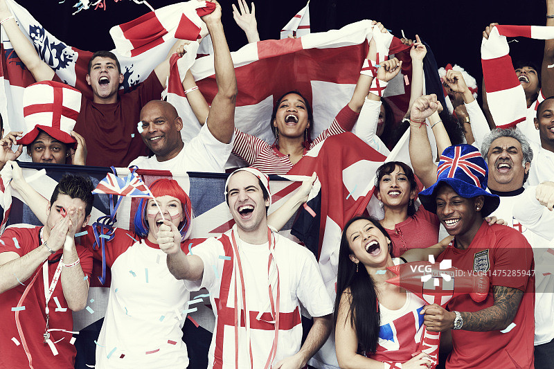 观看体育赛事的大批英格兰球迷图片素材