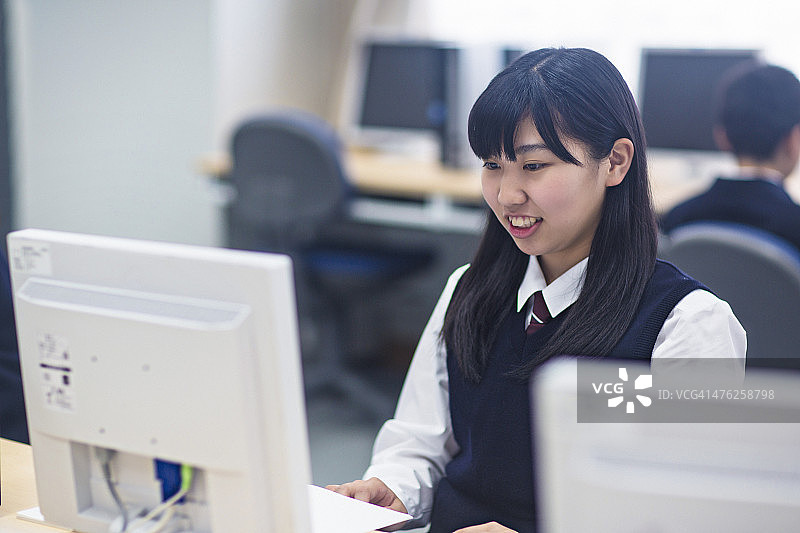 一个日本女孩在学校里使用电脑图片素材