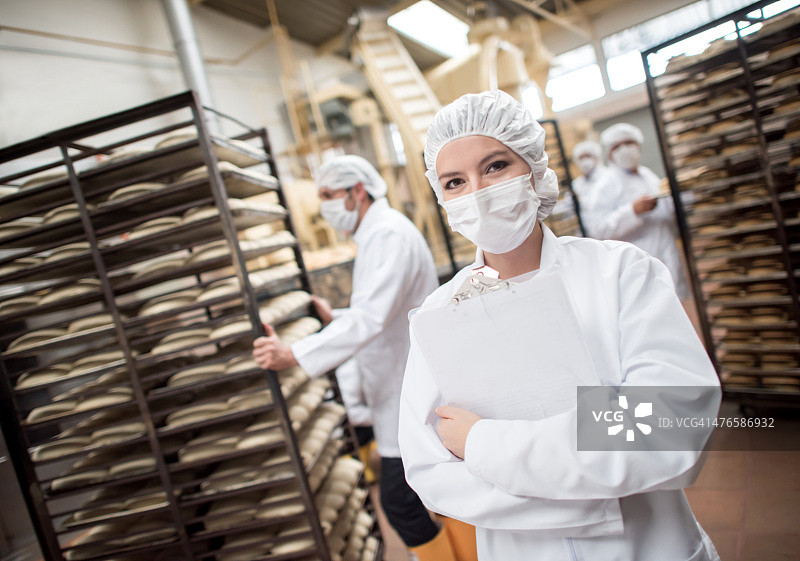在食品工厂工作的女人图片素材