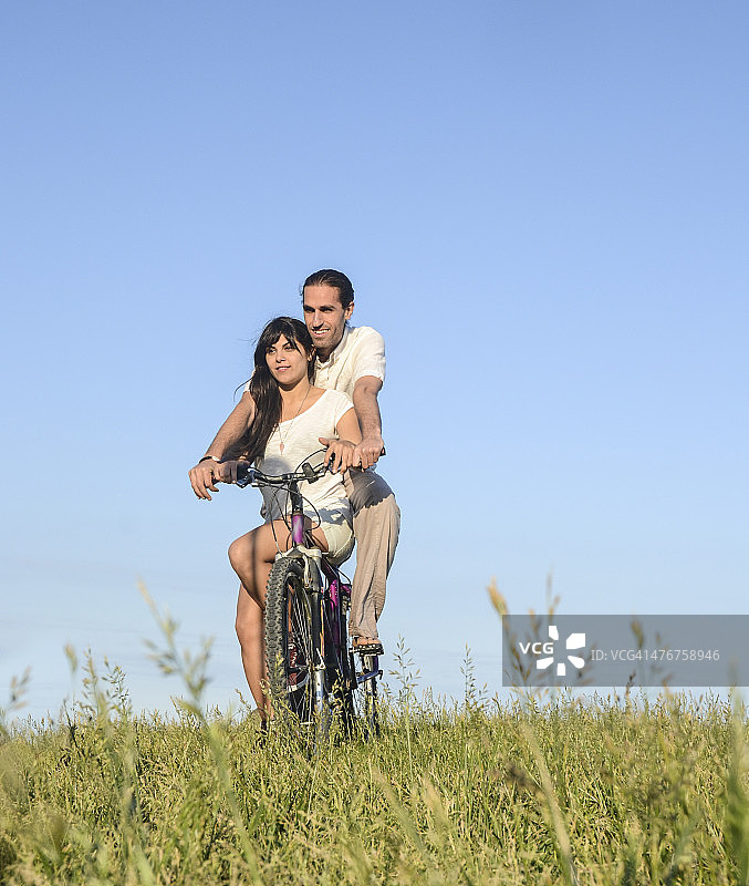 骑自行车的年轻夫妇图片素材