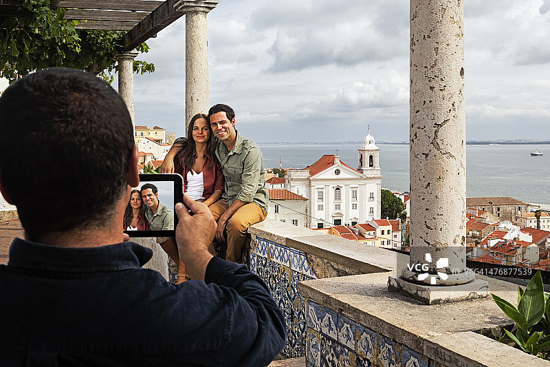 葡萄牙，里斯本，阿尔法玛，圣卢西亚米拉杜罗，有人拍了一对年轻夫妇的照片图片素材