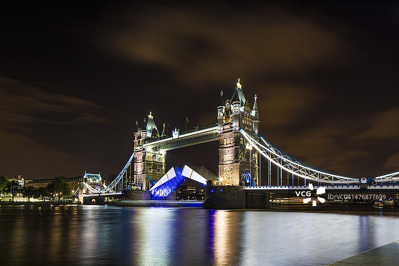 英国，伦敦，在夜晚灯光照亮的塔桥图片素材
