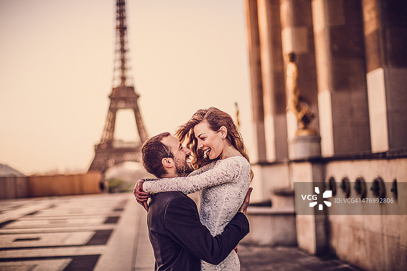 在巴黎庆祝我们的爱情图片素材