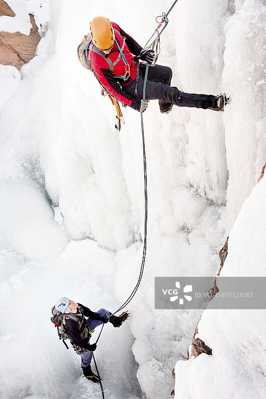 攀冰夫妇图片素材
