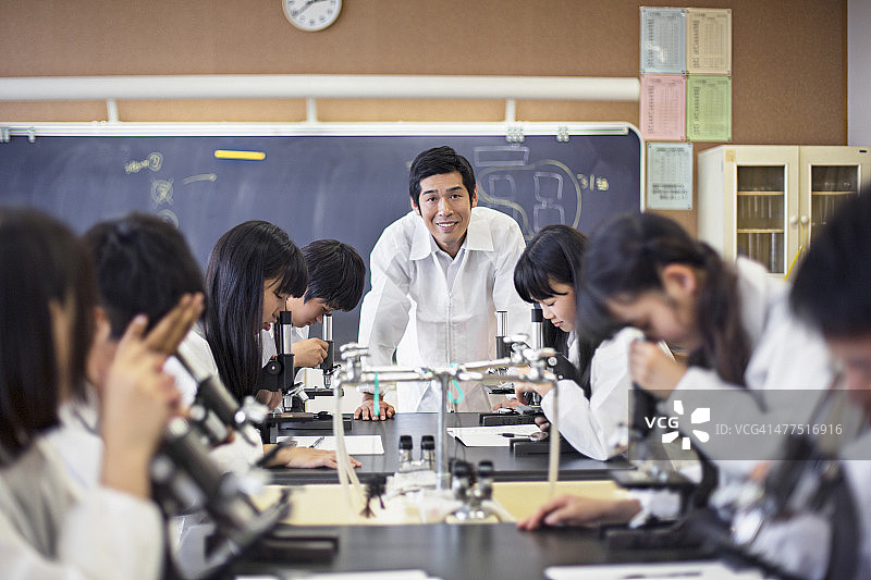 骄傲的日本老师图片素材